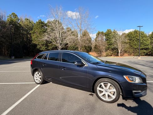 Used 2017 Volvo V60 T5 Platinum image 1