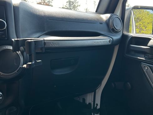 Used 2016 Jeep Wrangler Sport w/ Connectivity Group AWD/4WD image 10