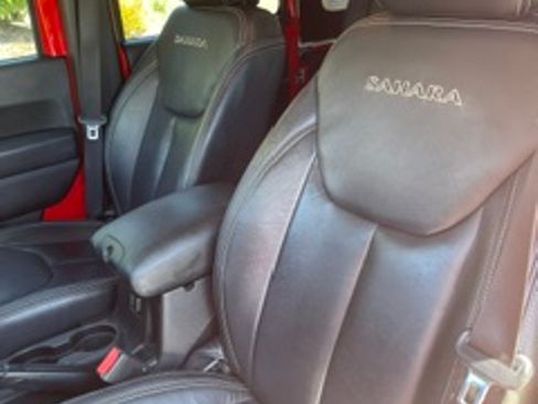 Used 2016 Jeep Wrangler Unlimited Sahara w/ Connectivity Group AWD/4WD image 19