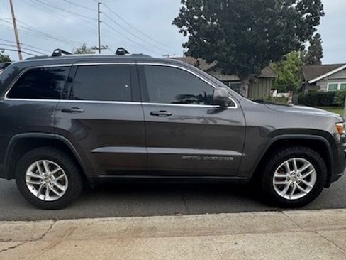 Used 2017 Jeep Grand Cherokee Laredo w/ Quick Order Package 2BE image 2