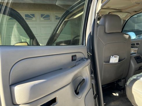 Used 2004 Chevrolet Suburban LS RWD image 25