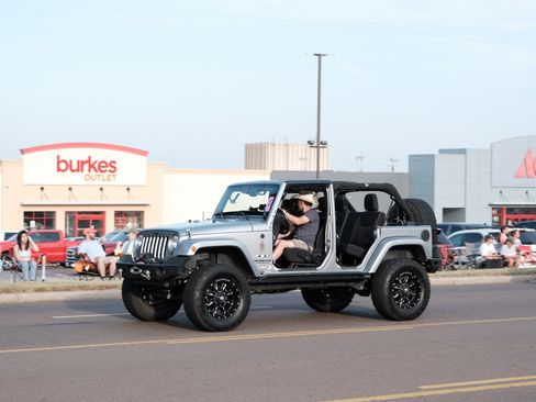 Used 2014 Jeep Wrangler Unlimited Sahara w/ Max Tow Package AWD/4WD image 2