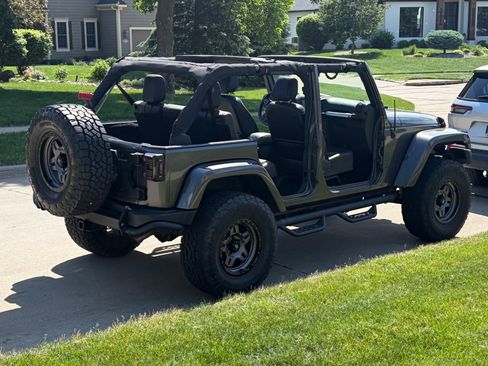 Used 2016 Jeep Wrangler Unlimited Sahara AWD/4WD image 5