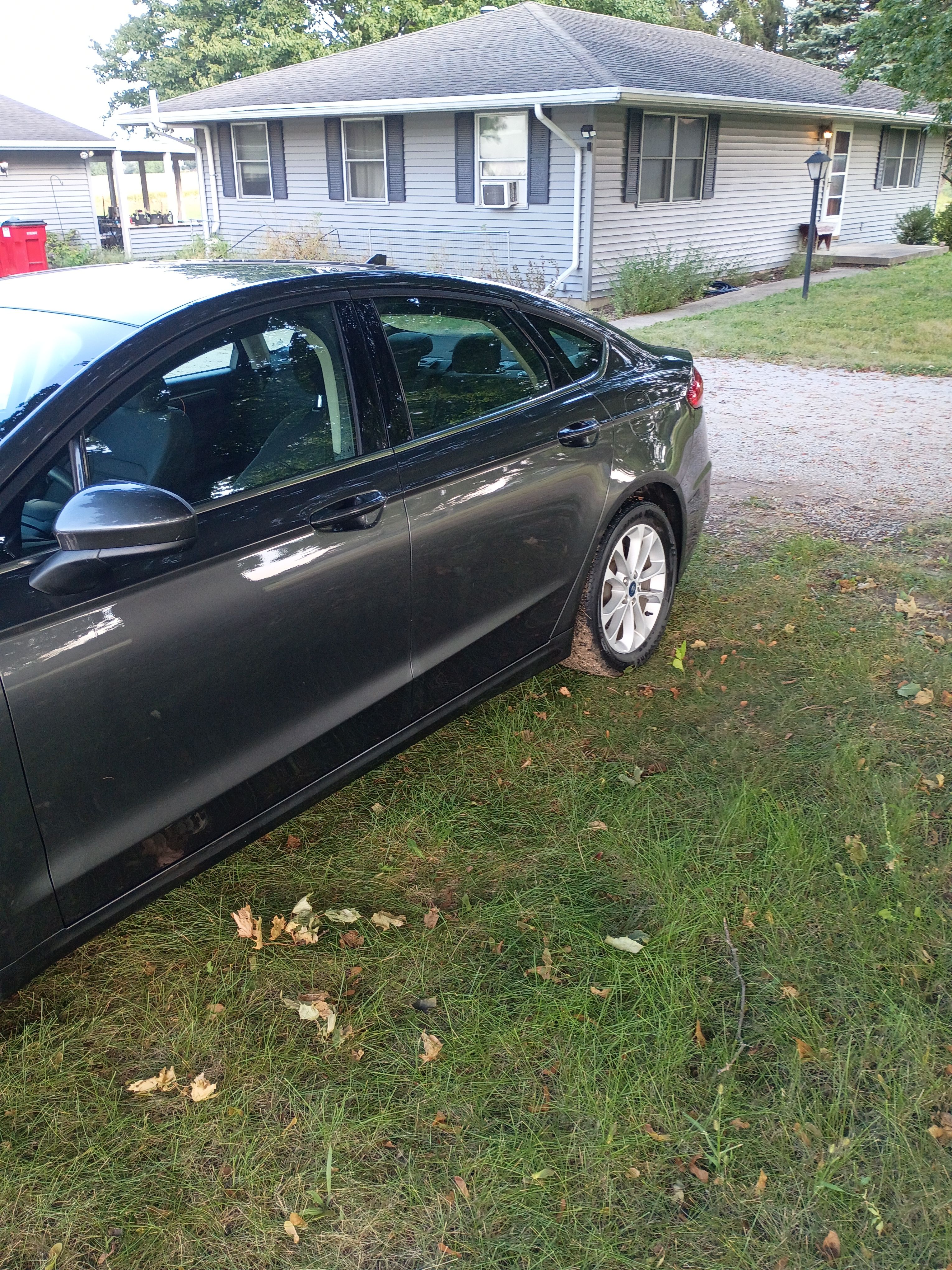 Used 2020 Ford Fusion SE FWD image 5