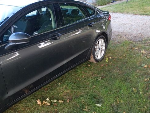 Used 2020 Ford Fusion SE FWD image 5