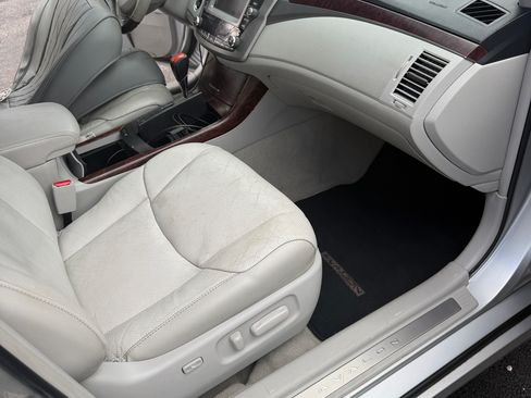 Used 2011 Toyota Avalon Limited image 18