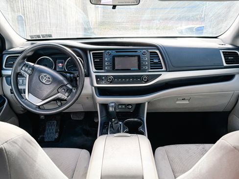 Used 2017 Toyota Highlander LE image 8