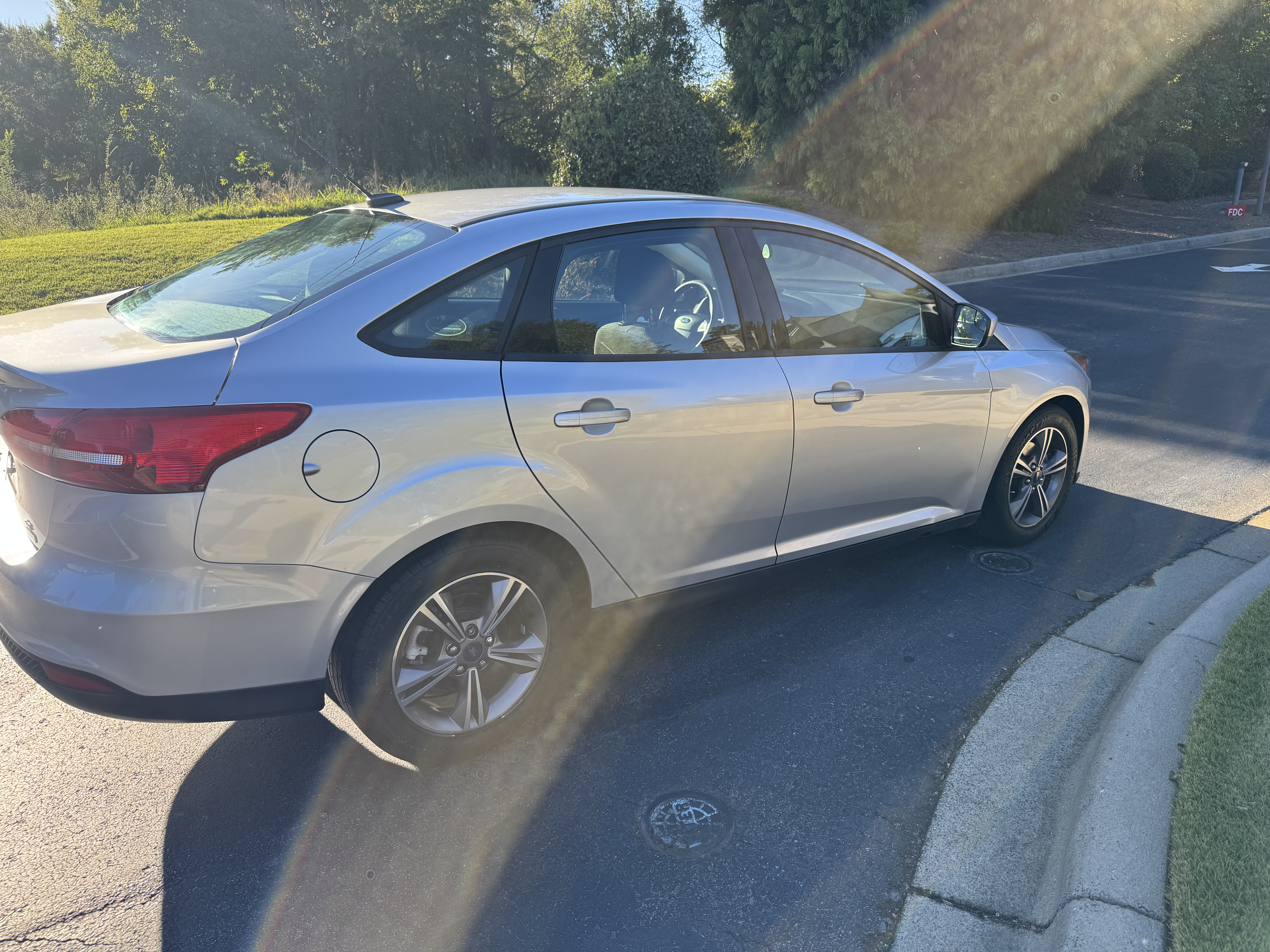 Used 2018 Ford Focus SE w/ SE Appearance Package FWD image 16
