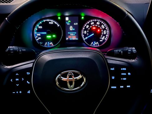 Used 2022 Toyota RAV4 XLE Premium image 11