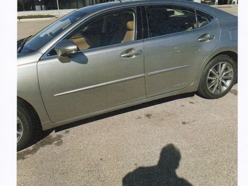 Used 2017 Lexus ES 300h 300h Sedan 4D image 2