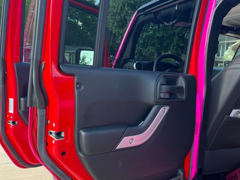 Used 2017 Jeep Wrangler Unlimited Rubicon w/ Connectivity Group image 14