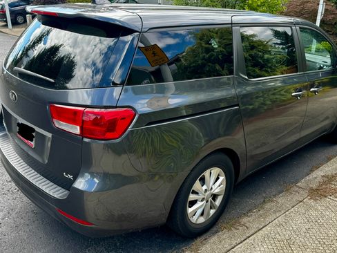 Used 2017 Kia Sedona LX FWD image 5