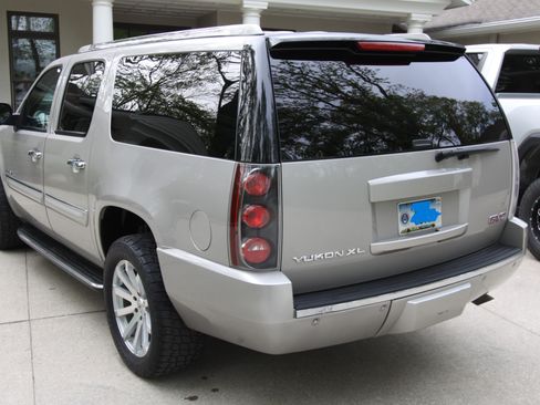 Used 2007 GMC Yukon XL Denali AWD/4WD image 1