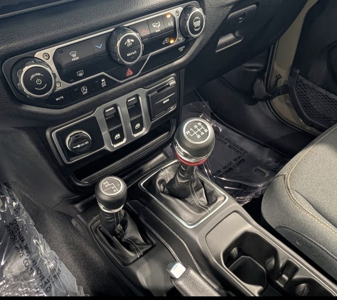 Used 2025 Jeep Wrangler Sport AWD/4WD image 2