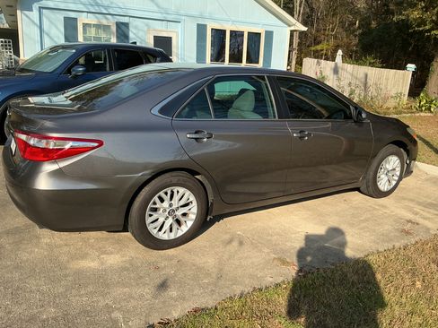 Used 2016 Toyota Camry LE image 5