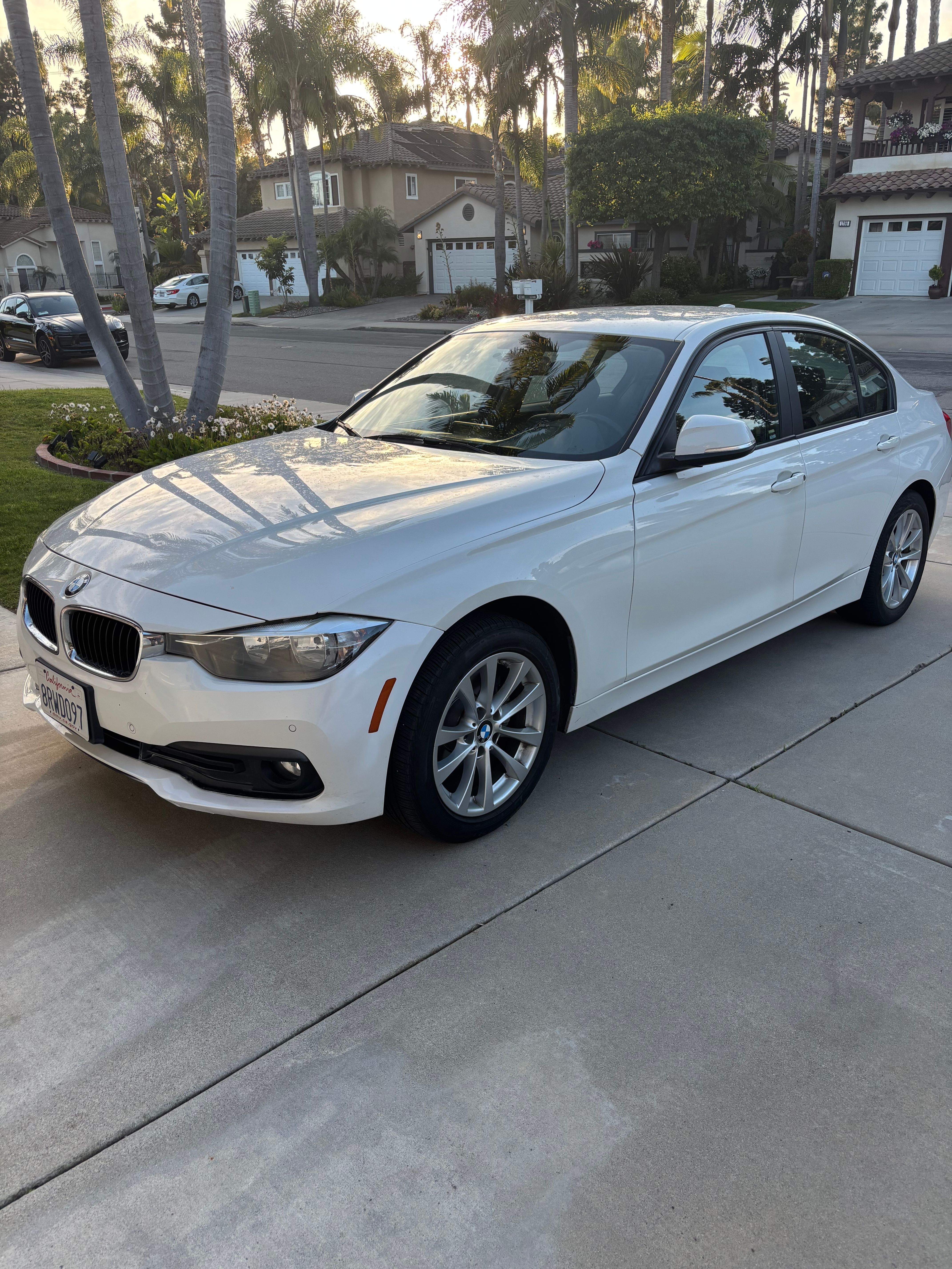 Used 2017 BMW 320i Sedan RWD image 4