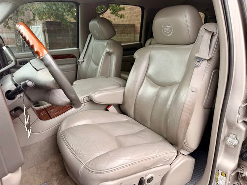 Used 2005 Cadillac Escalade ESV AWD image 11