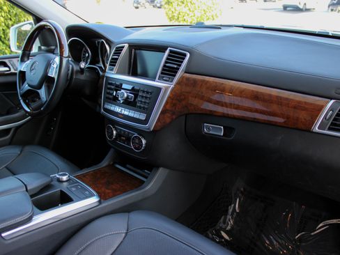 Used 2015 Mercedes-Benz GL 550 4MATIC image 18