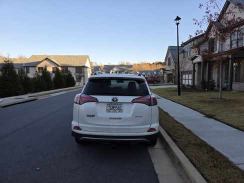 Used 2017 Toyota RAV4 Limited image 8