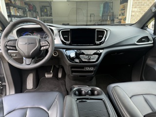 Used 2023 Chrysler Pacifica Touring-L w/ S Appearance Package FWD image 11