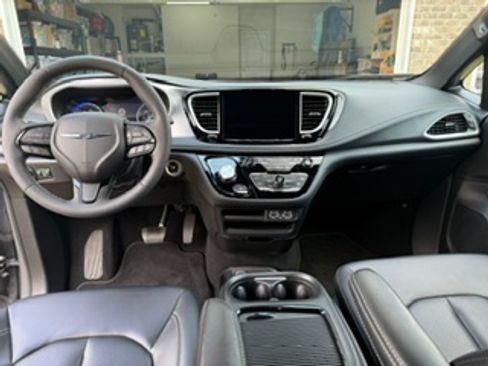 Used 2023 Chrysler Pacifica Touring-L w/ S Appearance Package FWD image 11