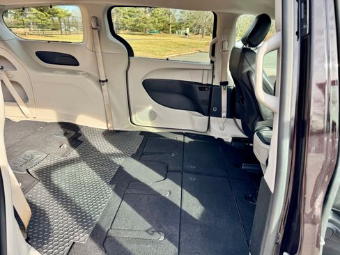 Used 2017 Chrysler Pacifica Touring-L image 12