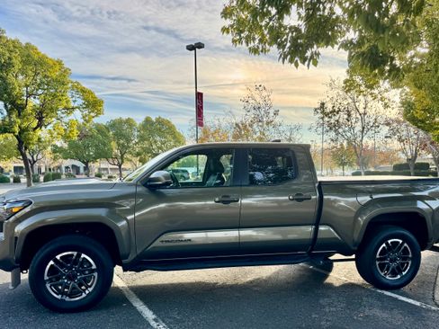 Used 2025 Toyota Tacoma TRD Sport image 5