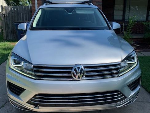 Used 2017 Volkswagen Touareg Sport image 1