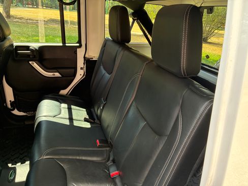 Used 2013 Jeep Wrangler Unlimited Sahara w/ Connectivity Group AWD/4WD image 12