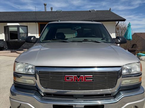 Used 2005 GMC Sierra 2500 SLT w/ Heavy-Duty Power Package AWD/4WD image 2