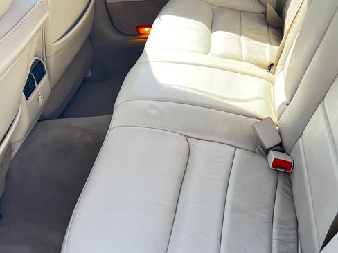 Used 2001 Lincoln Town Car Signature image 9