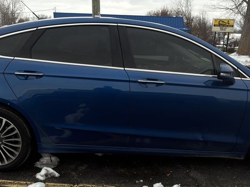 Used 2017 Ford Fusion SE w/ Fusion SE Technology Package image 4