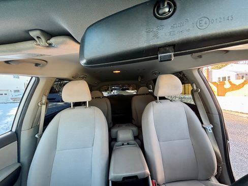 Used 2017 Kia Sedona LX image 2