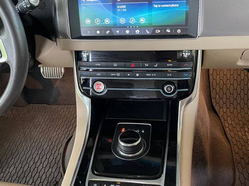 Used 2020 Jaguar XF Prestige image 28