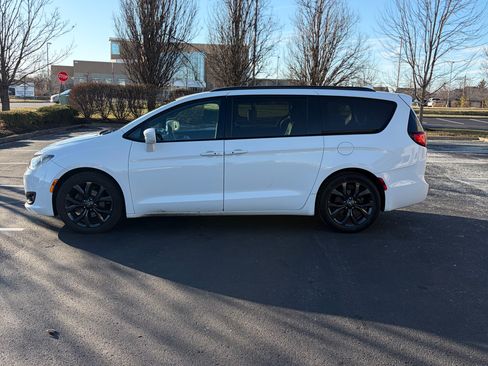 Used 2018 Chrysler Pacifica Touring-L w/ Premium Audio Group image 2