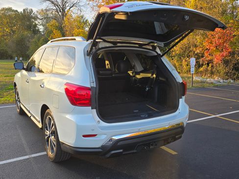 Used 2017 Nissan Pathfinder Platinum w/ Family Entertainment Package image 2