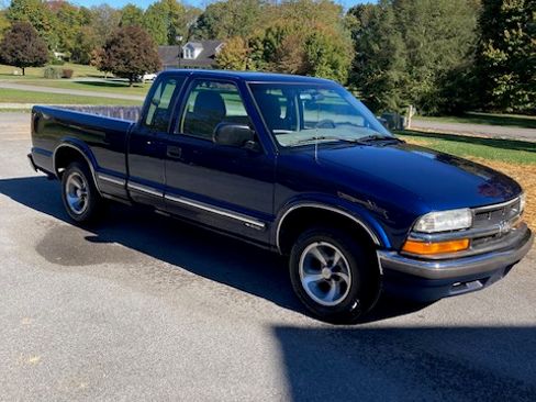 Used 2001 Chevrolet S10 Pickup LS w/ Preferred Equipment Group image 5