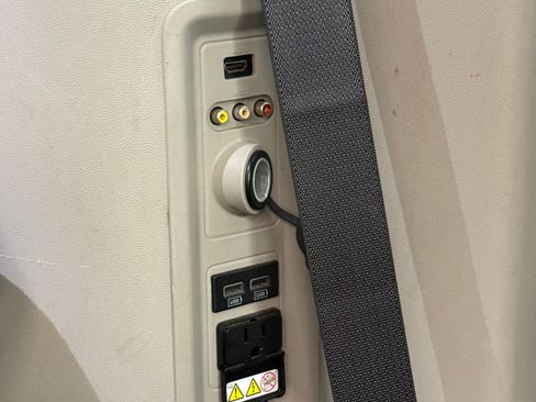 Used 2015 Chrysler Town & Country Touring image 18