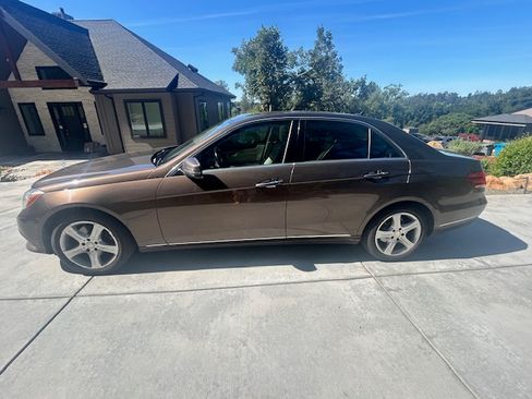 Used 2015 Mercedes-Benz E 250 BlueTEC 4MATIC Sedan image 2