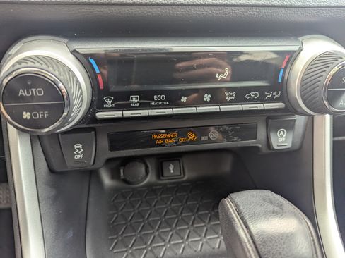 Used 2020 Toyota RAV4 XLE w/ Convenience Package image 23