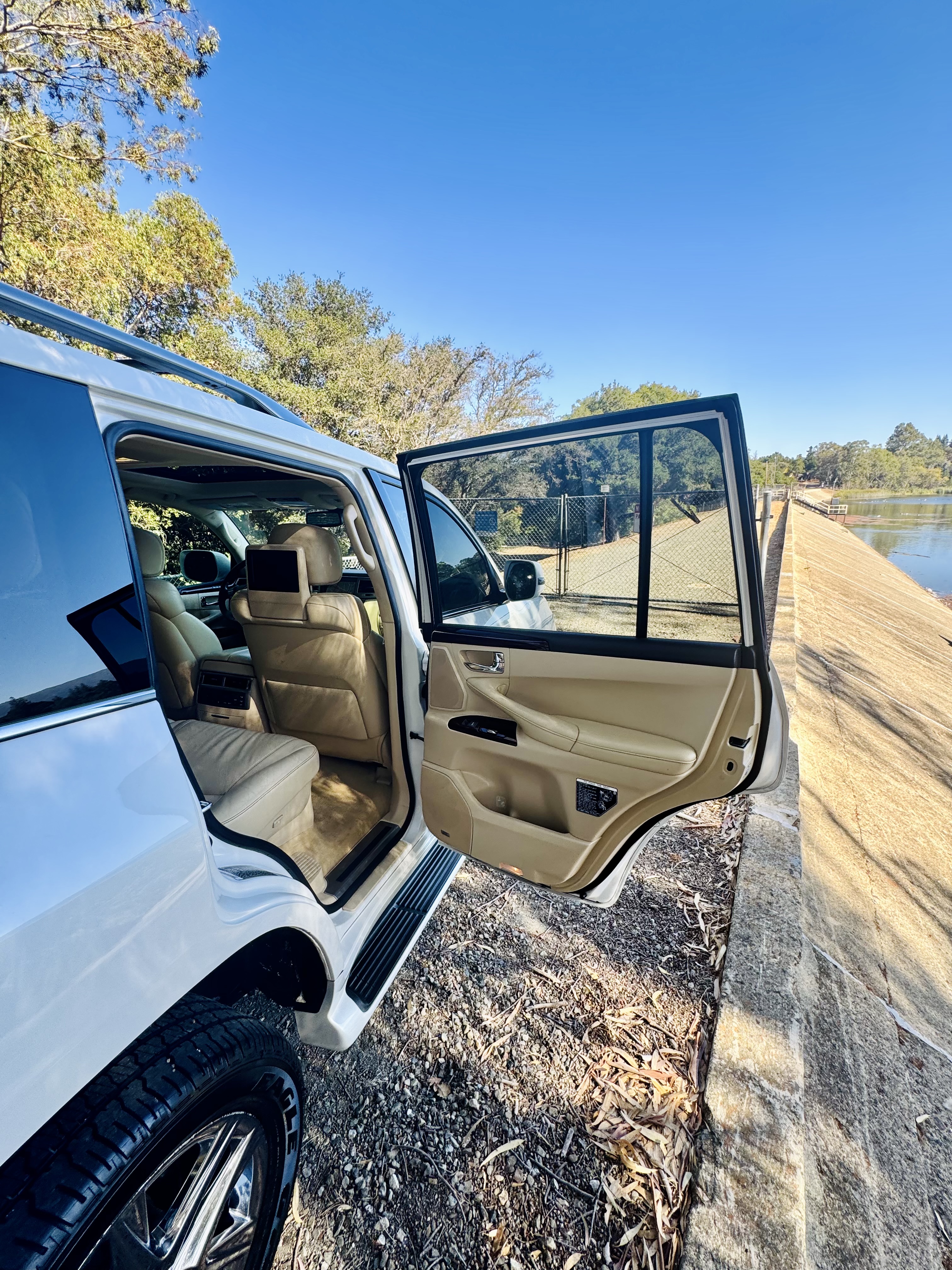 Used 2015 Lexus LX 570 4WD image 26