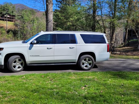 Used 2020 Chevrolet Suburban LT w/ Luxury Package image 2