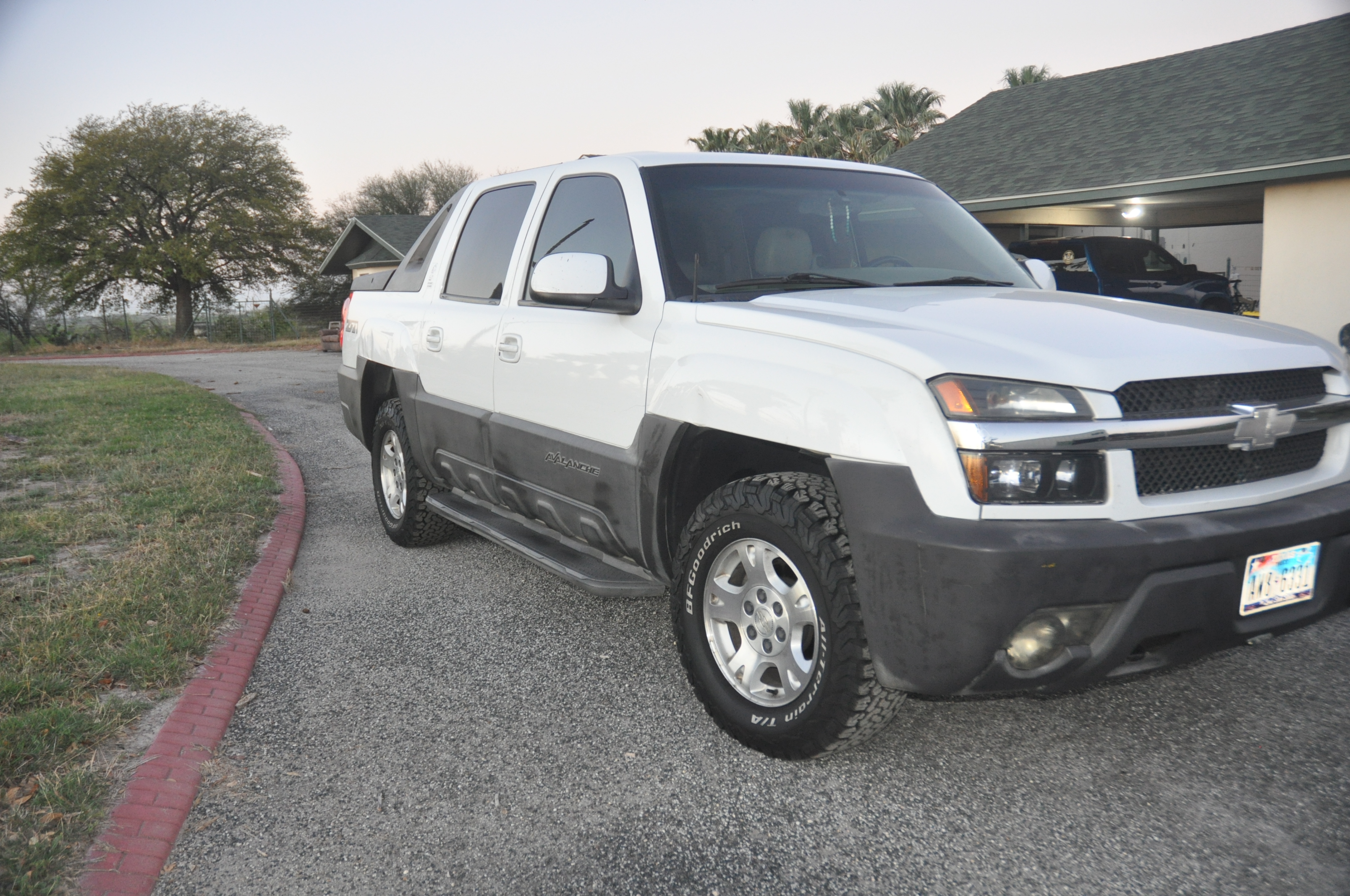 Used 2003 Chevrolet Avalanche 4x4 w/ Suspension Package, Off-Road image 10