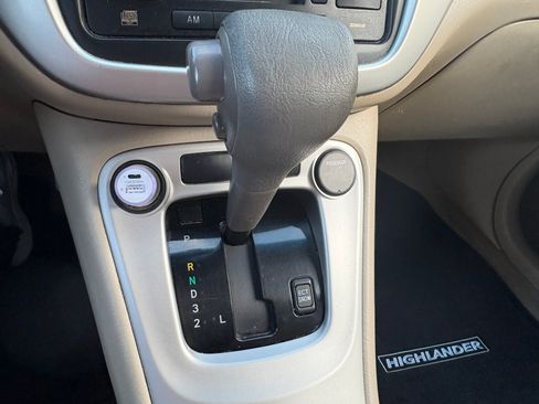 Used 2005 Toyota Highlander 2WD V6 w/ 3rd Row image 4