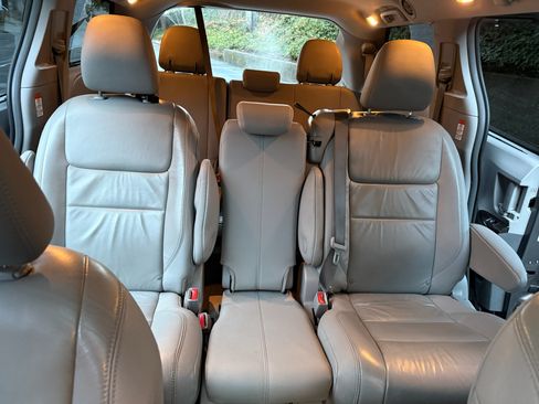 Used 2016 Toyota Sienna XLE Premium image 21