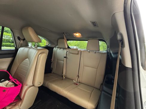 Used 2023 Toyota Highlander XLE FWD image 6