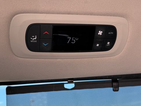 Used 2022 Chrysler Pacifica Touring-L image 16