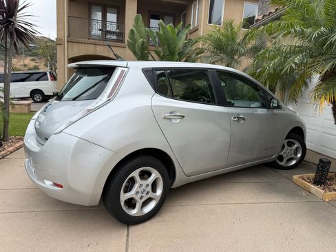 Used 2013 Nissan Leaf SV w/ LED & Quick Charge Pkg FWD image 2