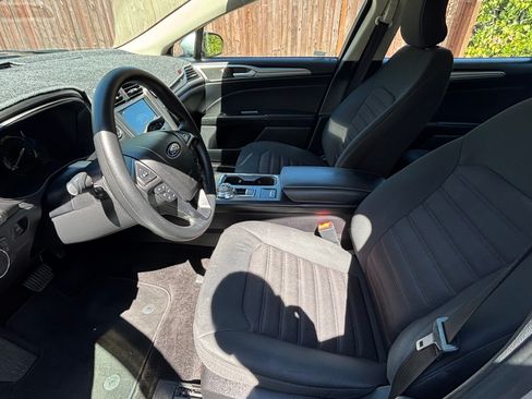 Used 2018 Ford Fusion SE w/ Fusion SE Technology Package FWD image 8