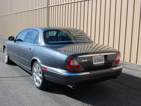 Used 2004 Jaguar XJ8 RWD image 2